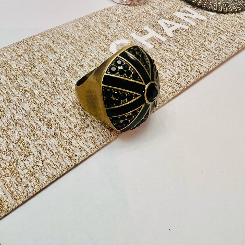 Unique Vintage Black and Gold Ring Size 7 - Picture 2 of 4